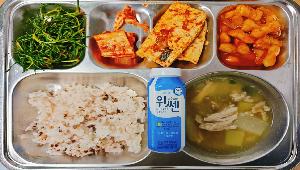 찹쌀수수밥 ,닭무국 (15),두부조림 (5.6.9.13),세발나물무침 (13),국물떡볶이 (1.5.6.10.12.13.15.16.18),깍두기 (9),위쎈 (2)
 ,